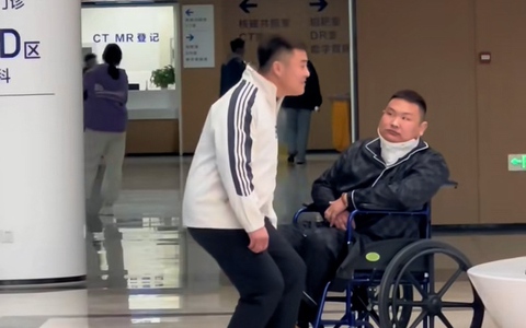 Thanh niên bị bó bột chán không buồn nói khi bạn trêu