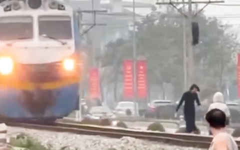 Làm rõ clip 2 người phụ nữ tạo dáng chụp ảnh trên đường ray, lái tàu phải kéo còi liên tục
