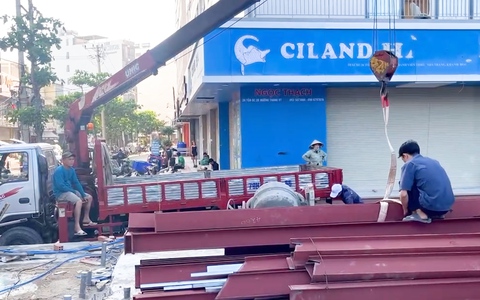 Tháo dỡ công trình không phép ở khu căn hộ Mường Thanh Viễn Triều, TP Nha Trang