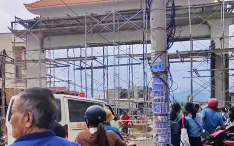 Sập giàn giáo xây cổng chào, 5 người bị thương