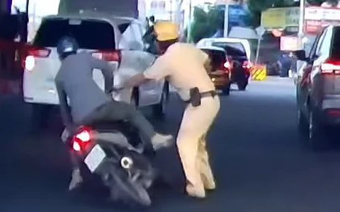 Người đi xe máy có nồng độ cồn kịch khung tông trúng chân cảnh sát giao thông