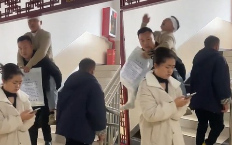 Thanh niên bị chấn thương đầu lần 2 vì bạn cõng bất cẩn