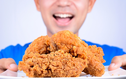 Đột nhập nhà hàng ở Hàn Quốc, trộm gà rán và bia để... ăn khuya
