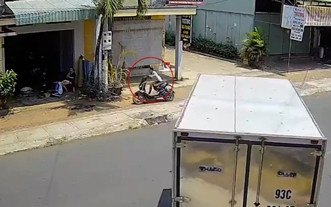 Bé trai lao xe đạp điện vào nhà dân khi thấy ô tô tải quay đầu