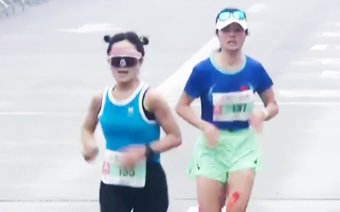 Runner Xiao Fen mất chức vô địch half marathon vì… ăn mừng sớm