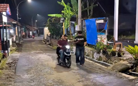 Hai thanh niên giật điện thoại bị 'ma ám'