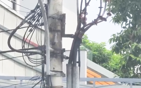 Nam công nhân bị điện giật khi làm việc trên trụ điện ở TP.HCM