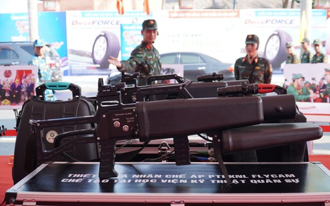 Súng bắn tỉa của công an, quân đội hút khách trong triển lãm thành tựu 50 năm của Đà Nẵng