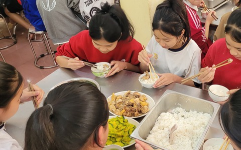 Huyện chỉ đạo làm rõ vụ mâm cơm 120.000 đồng của học sinh nội trú