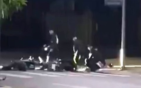 Xác minh clip nhóm người dùng mũ bảo hiểm đánh một thanh niên sau va chạm xe máy