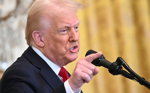 Ông Trump đòi cắt tiền của Đài NPR và PBS