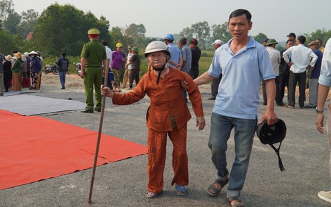 Cụ bà 88 tuổi chống gậy đi coi cây cầu Quảng Đà nối Quảng Nam với Đà Nẵng