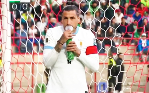 Tuyển thủ Uruguay vừa đá vừa thở oxy ở vòng loại World Cup 2026