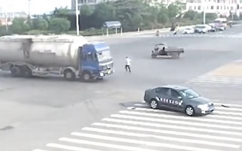 Xe ba gác quay vòng đâm bồi ô tô con