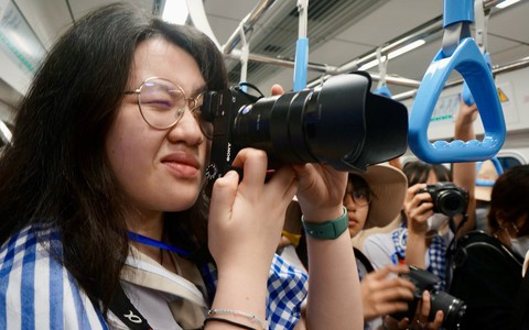 Học sinh đi metro, ghi lại 'chân dung thành phố' qua ống kính
