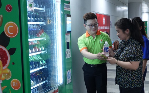 Thu trăm triệu từ các máy bán nước tự động ở ga metro