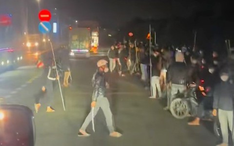 Náo loạn trên quốc lộ 1 khi hơn 50 thanh niên mang giáo, mác, chĩa ba... ra hỗn chiến