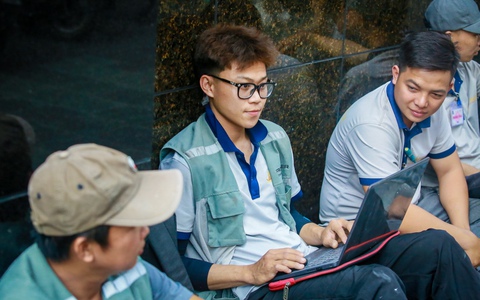 Lo động đất, dân văn phòng TP.HCM vác laptop xuống đất ngồi làm việc