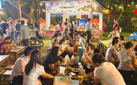 Người dân TP.HCM ùn ùn đổ về lễ hội ẩm thực Saigontourist Group 2025
