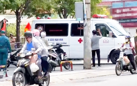 Phong tỏa hiện trường, điều tra vụ bé trai tử vong trước sảnh chung cư ở Tân Phú