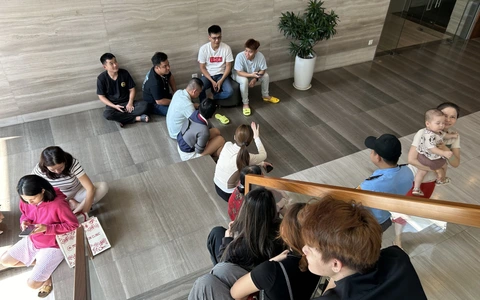 Mang máy tính xuống sảnh ngồi làm việc là cách phòng tránh rủi ro từ động đất?