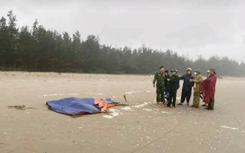Thi thể trôi vào bờ biển nghi là ngư dân vụ chìm tàu 10 ngày trước