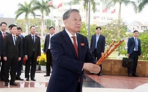 Tổng Bí thư Tô Lâm dâng hương tưởng niệm các Anh hùng liệt sĩ tại Đài tưởng niệm thành phố Đà Nẵng