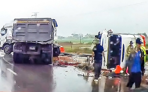 Xe tải tông xe 16 chỗ lật trên cao tốc Diễn Châu - Bãi Vọt, hai cô giáo gãy chân