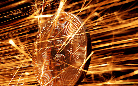 Giá bitcoin tăng vọt sau bài đăng của ông Trump, chuyên gia lo lắng
