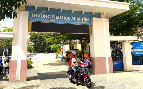 Kêu gọi 'đóng góp tùy tâm' nhưng 'chốt' mỗi học sinh 100.000 đồng để đổ bê tông ngoài cổng trường?