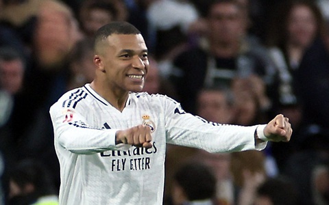 Mbappe lập cú đúp giúp Real Madrid bám sát Barca