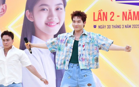 'Anh trai' Đỗ Phú Quí và Phạm Đình Thái Ngân xuất hiện, Ngày hội Tự tin vào lớp 10 thêm nóng