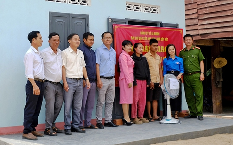 Trưởng công an xã lấy tiền tiết kiệm xóa nhà tạm cho dân