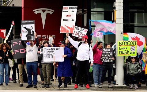 Biểu tình khắp các đại lý Tesla phản đối Elon Musk