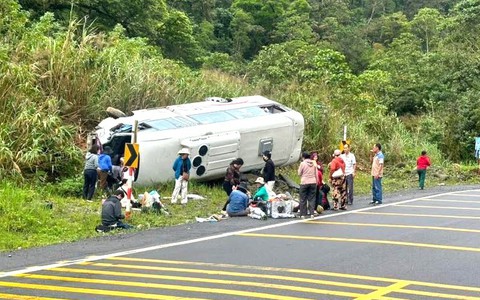 Xe khách chở 24 người đi hành hương bị lật trên đèo Khánh Lê, 6 người bị thương