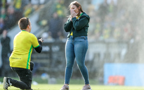 CLB Norwich giúp fan ‘ghi bàn quan trọng nhất đời’ ở Carrow Road