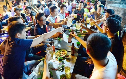6 người nhập viện nghi ngộ độc sau khi uống rượu trái cây, một bệnh nhân tổn thương não
