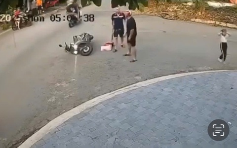 Mới suýt xảy ra va chạm, tài xế ô tô đã cầm gậy đánh người đi xe máy
