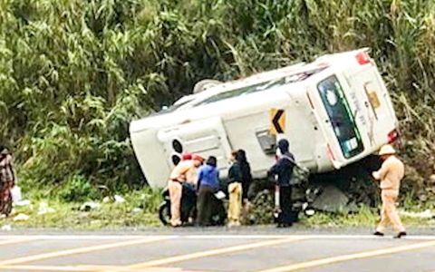 Hiện trường lật xe khách làm 6 người bị thương trên đèo Khánh Lê ở Khánh Hòa