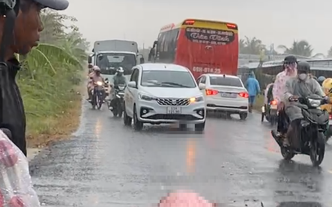 Chồng chở vợ đi khám bệnh, xe máy va chạm xe khách khiến cả 2 tử vong thương tâm