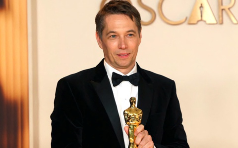 Vào đêm giành Oscar, Sean Baker đã dắt chó đi dạo trước khi đến bữa tiệc ăn mừng
