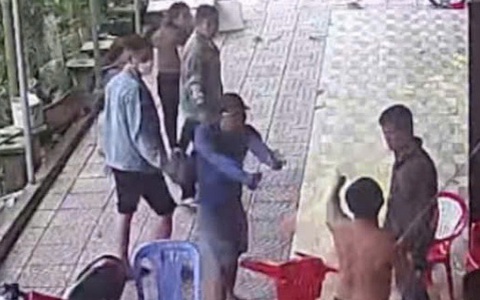 Điều tra nhóm người mang hung khí xông vào nhà dân, công an xã báo công an tỉnh