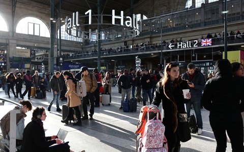 Phát hiện bom chưa nổ giữa ray tàu, đường sắt Paris tê liệt