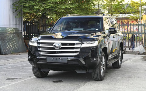 Toyota Land Cruiser lặng lẽ nâng cấp ở Việt Nam: Giá tăng gần 300 triệu, màn to hơn, thêm an toàn