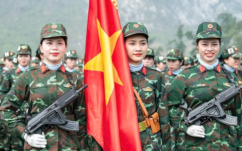Các nữ quân nhân hăng say tập luyện, chuẩn bị kỷ niệm 50 năm thống nhất đất nước