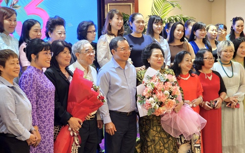Chủ tịch UBND TP.HCM ăn sáng, cà phê với doanh nhân và tặng hoa các nữ doanh nhân ngày 8-3