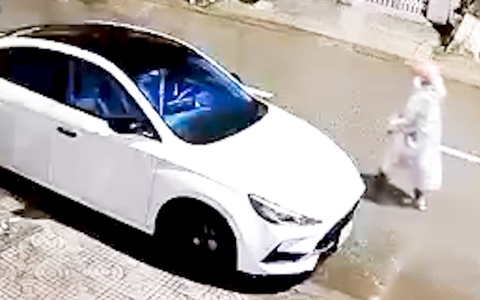 Trích xuất camera người đàn ông đột nhập ô tô trộm cắp tài sản trong đêm