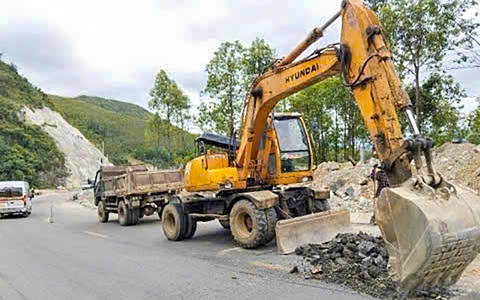Vá 'ổ voi', 'ổ gà' trên quốc lộ 19 qua đèo An Khê