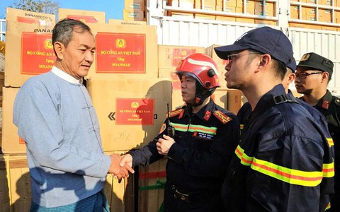 Bộ Công an Việt Nam trao tặng gần 3 tấn hàng cứu trợ cho Myanmar