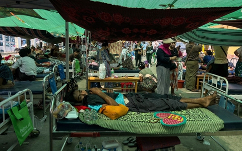 Khó khăn tột cùng ở Mandalay: Bệnh nhân phải điều trị dưới cái nắng 39 độ vì sợ dư chấn